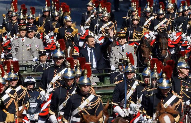 Tổng thống Macron và Tướng Pierre de Villiers ngồi xe chỉ huy trong lễ diễu binh.