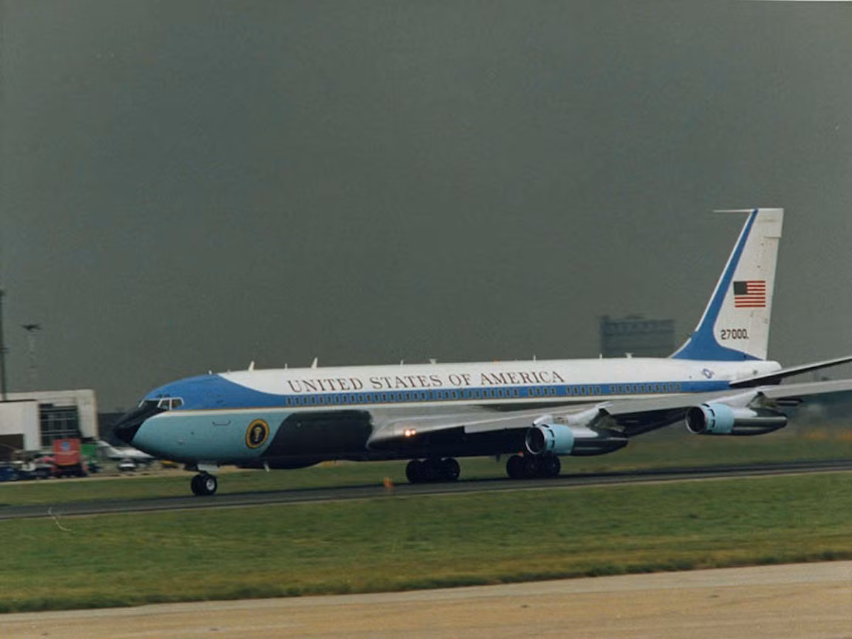SAM 28000 và 29000 là tên của hai chiếc Boeing 747-200 phục vụ tổng thống Mỹ. Chuyên cơ thân rộng, hai tầng với 4 động cơ này được giao cho Không quân Mỹ năm 1990 và chính thức được sử dụng dưới thời Tổng thống George H. W. Bush. Ảnh: BI.