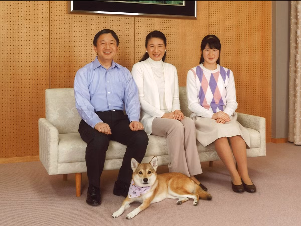 Gia đình hoàng gia Nhật Bản gồm Thái tử Naruhito, Công nương Masako, Công chúa Aiko và con chó Yuri của họ.