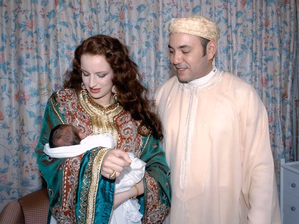 Hoàng hậu Ma-rốc Laila Salma bế con trai, Moulay Al Hassan và vua Mohammed VI.
