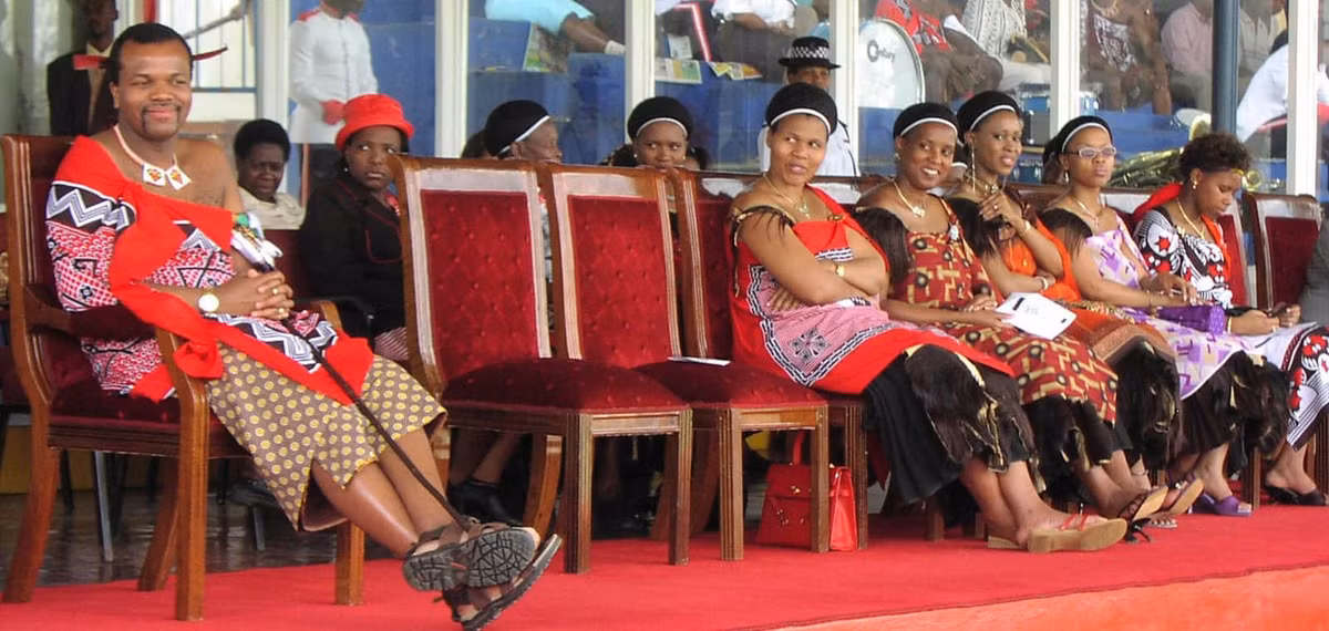 Ảnh Vua Mswati III của Swaziland (bên trái), ngồi gần năm trong số 15 người vợ có tên lần lượt là Amakhosikati LaMatsebula, LaMotsa, LaNgangaza, LaHwalathe và Zena Mahlangu, tại hội chợ thương mại quốc tế ở Manzini.