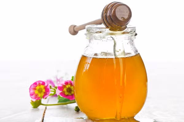 5. Mật ong: Trộn một lòng đỏ trứng với hai muỗng canh mật ong. Thêm một chút nước ấm và trộn đều. Bôi trực tiếp lên da mặt rồi để yên vài giờ và sau đó rửa kỹ. Loại mặt nạ tự nhiên này có thể áp dụng với cả da đầu nhờn. Ảnh: Shutterstock.