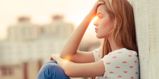 1. Lo lắng quá mức: Các dấu hiệu của rối loạn lo âu là do lo lắng quá nhiều về việc hàng ngày, từ việc lớn đến nhỏ. Lo lắng quá mức là khi người bệnh suy nghĩ, lo lắng dai dẳng trong hầu hết các ngày trong tuần, kéo dài trên sáu tháng, gây ảnh hưởng nhiều đến cuộc sống hàng ngày và kèm theo các triệu chứng đáng chú ý như: mệt mỏi, căng cơ, đau nhức toàn người. Ảnh: Internet.