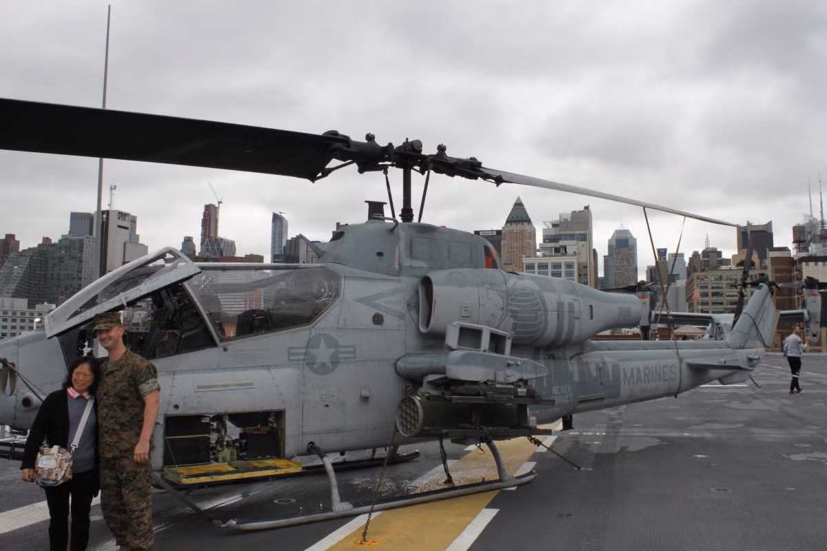 Một du khách chụp ảnh lưu niệm cùng lính Mỹ trên tàu USS Kearsarge. Ảnh: BI.