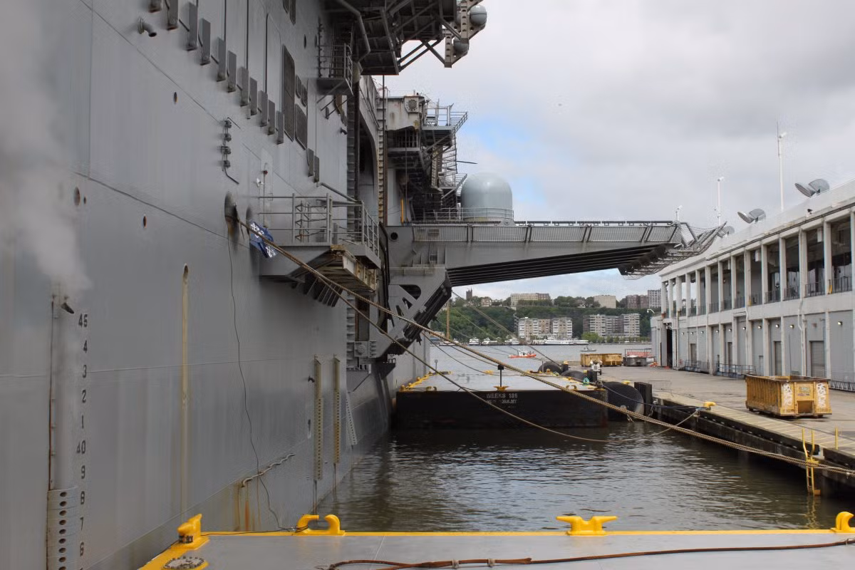Tàu đổ bộ USS Kearsarge có thủy thủ đoàn 1.100 người và có thể chở khoảng 2.000 lính thủy đánh bộ Mỹ cùng trang thiết bị quân sự gồm nhiều xe chiến đấu, xe tải, xe đổ bộ và tàu đổ bộ đệm khí. Ảnh: BI.
