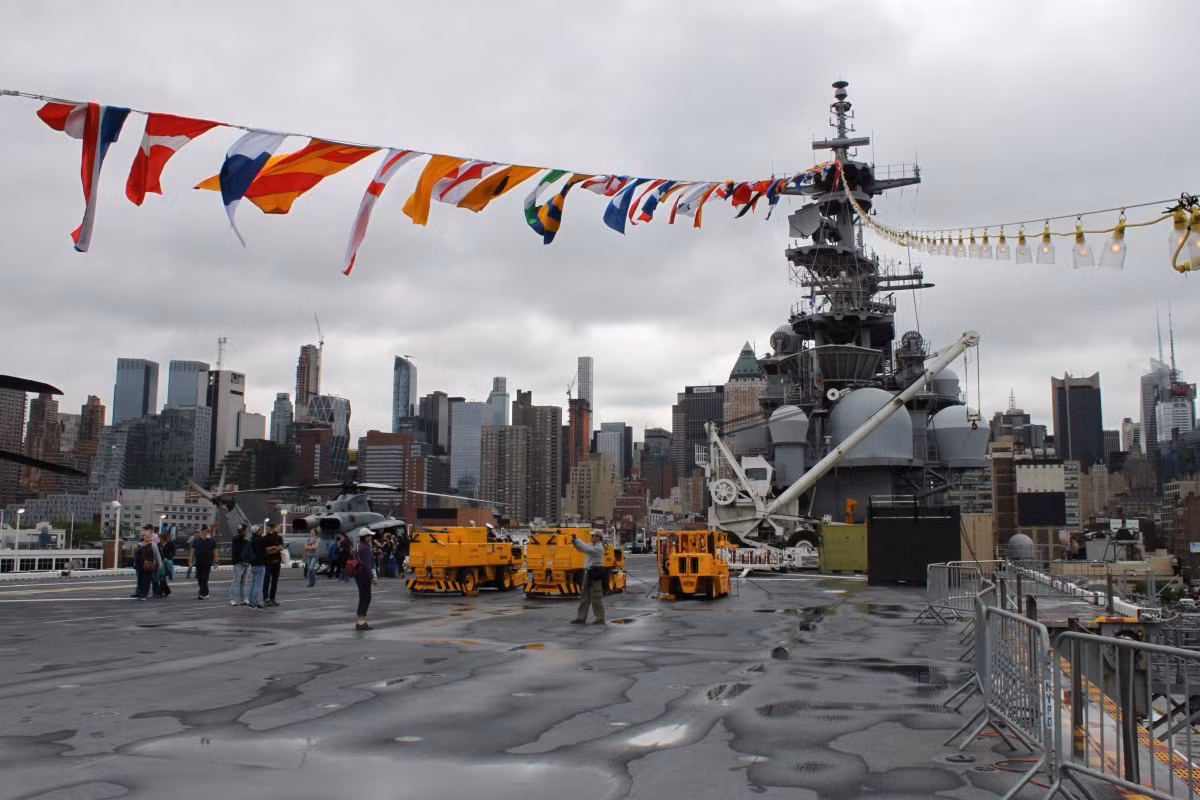Tháng 5 vừa qua, tàu USS Kearsarge, đã neo đậu tại Pier 88 ở phía Tây quận Manhattan (New York) để tham gia Tuần lễ Hạm đội 2017. Tuần lễ Hạm đội (Fleet Week) năm nay, sự kiện thường niên lần thứ 29 của Hải quân Mỹ, đã khai mạc hôm 24/5 ở thành phố New York, Mỹ. Ảnh: BI.