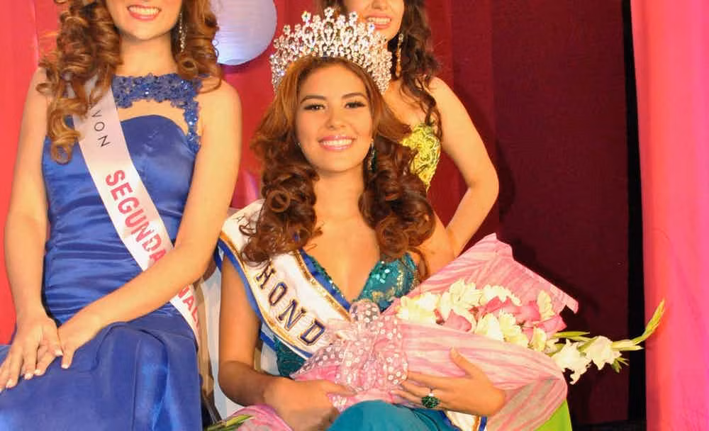 7. Hoa hậu Honduras bị giết bởi bạn trai của chị gái: Thi thể Hoa hậu Thế giới Honduras năm 2014 Maria Jose Alvarado, 19 tuổi và chị gái cô là Sofia Trinidad, 23 tuổi, đã được tìm thấy sau khi cả hai được báo mất tích bí ẩn. Hung thủ sát hại hai người chính là bạn trai của chị gái cô. Ảnh: Therichest.