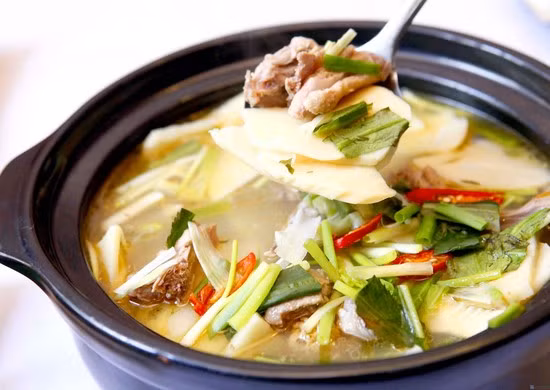 Măng chua nấu thịt gà: Ở Hòa Bình, gà Lạc Sơn được coi là ngon nhất. Gà Lạc Sơn sống trên núi đá vôi, uống nước sông Bưởi nên thịt dai, thơm và lạ. Đây cũng là nguyên liệu lý tưởng để làm món đặc sản măng chua nấu thịt gà không thể bỏ qua. Thịt gà nấu măng chua có mùi thơm đặc trưng, vị ngon của thịt gà hòa quyện cùng măng chua tạo nên hương vị ngọt và thanh. Ảnh: Yong.