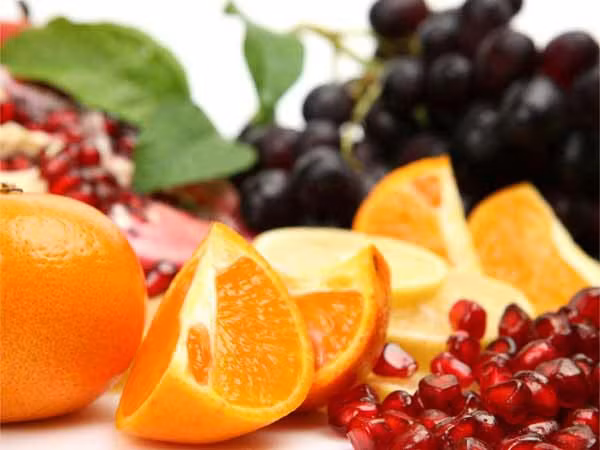 3, Ăn nhiều trái cây và rau: Trái cây và rau quả chứa nhiều vitamin và khoáng chất. Chúng có ít chất béo và calo. Người ta đã chứng minh rằng chế độ ăn uống giàu trái cây và rau cải làm giảm nguy cơ bệnh tim và đột quỵ. Nó cũng làm giảm nguy cơ bệnh mạch vành. Rau quả còn chứa các chất chống oxy hoá chống lại các tổn hại do các gốc tự do gây ra bệnh tim. Ảnh: Boldsky.