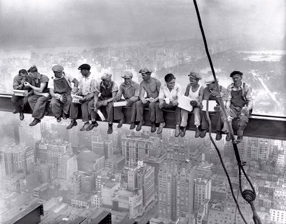 Bữa ăn trưa của các công nhân trên một tòa nhà cao tầng ở New York (Mỹ), năm 1932. Ảnh: Sputnik.