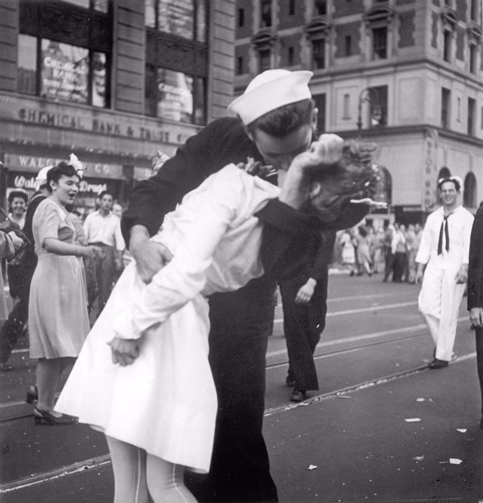 Bức ảnh nổi tiếng chụp ngày 14/8/1945 cho thấy một thủy thủ và cô gái trao nhau nụ hôn say đắm trong Quảng trường Thời đại ở Manhattan, khi thành phố New York tổ chức kỷ niệm ngày kết thúc Thế chiến II. Ảnh: AP.
