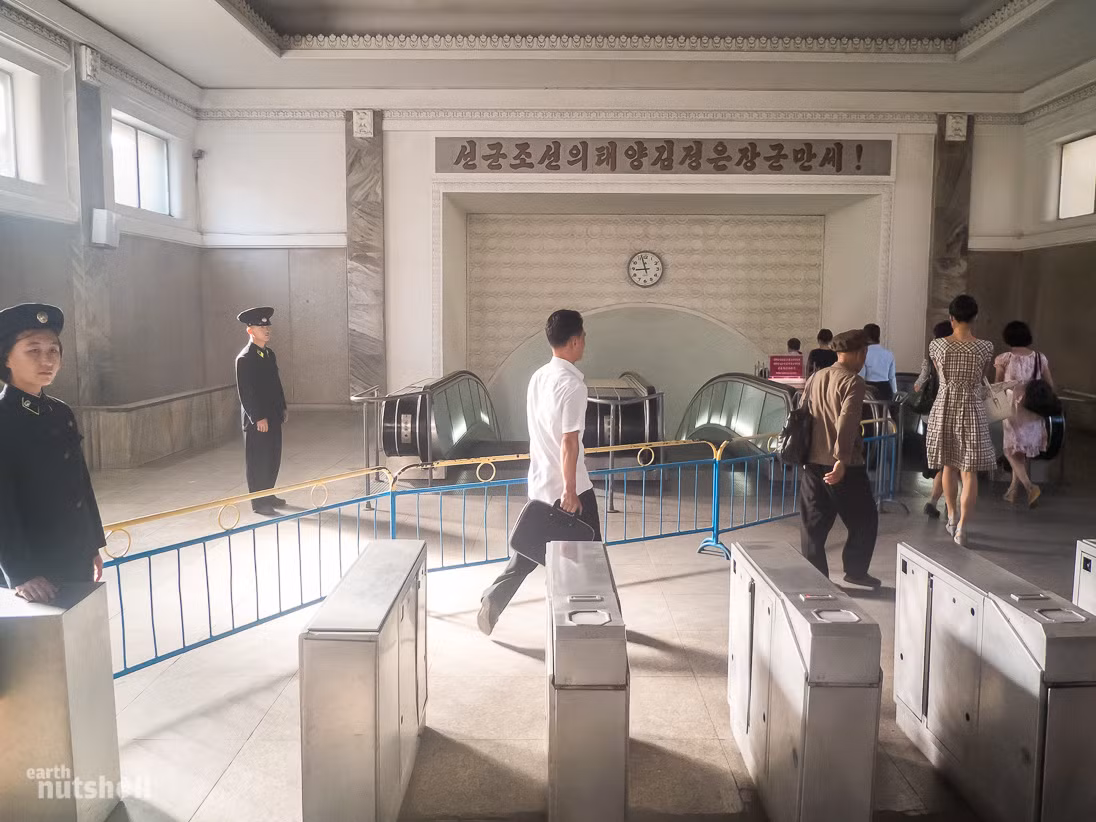 Hệ thống soát vé tại Ga tàu điện ngầm Bình Nhưỡng. Mỗi hành khách phải trả 5 won, tương đương 0,004 bảng Anh (chưa đầy 200 đồng) cho mỗi lượt đi lại. Ảnh: Earthnutshell.
