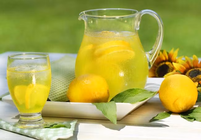 Giảm cân: Công dụng giúp chị em có vòng eo phẳng của trà chanh đã được kiểm chứng trên thực tế. Kết hợp uống nước trà cùng chế độ ăn hợp lý giúp vóc dáng thon gọn hơn. Ảnh: Baidu.