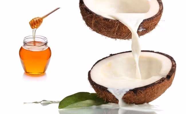  Nước dừa với mật ong là một loại đồ uống có tác dụng bất ngờ đối với sức khỏe con người. Chỉ cần thêm một thìa mật ong vào một ly nước dừa, khuấy đều để tạo thành hỗn hợp, uống vào mỗi buổi sáng, trước bữa ăn, bạn sẽ thấy điều kì diệu xảy ra. Ảnh: Boldsky.