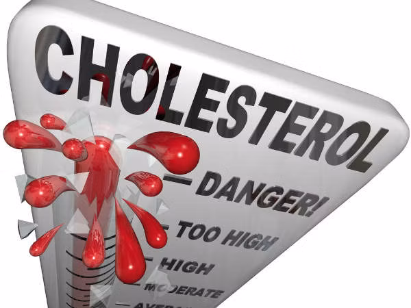 Giảm cholesterol: Thức uống tự nhiên này có khả năng làm giảm mức cholesterol trong máu của bạn, vì nó đi qua các động mạch và làm rối loạn chất béo tích tụ trong chúng. Ảnh: Boldsky.