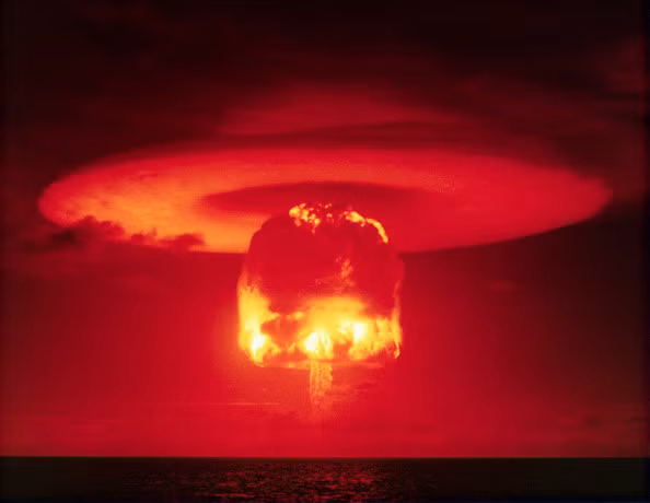 Vụ thử hạt nhân mật danh "Castle" của Mỹ tại Bikini Atoll năm 1954. Quả bom có sức công phá 15.000 kilotons (tương đương 15.000 tấn TNT) mạnh gấp 1.000 lần quả bom ném xuống Hiroshima. Đây là quả bom có sức công phá mạnh thứ 3 trong lịch sử loài người. Hai quả bom mạnh nhất thế giới được thử nghiệm bởi Liên Xô năm 1961 (50.000 kilotons) và năm 1962 (24.200 kilotons). Ảnh: Getty.