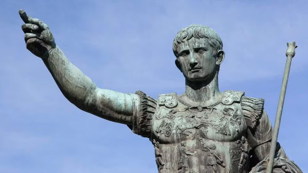 2. Hoàng đế Caligula: Lịch sử ghi nhớ Hoàng đế La Mã là một vua chúa tàn độc khát máu và có đời sống trụy lạc. Không chỉ giết hại dân thường, Caligula còn làm hại cả những người thân cận. Theo sử sách, Caligula chỉ cầm quyền Đế quốc La Mã trong bốn năm trước khi Lính Đặc nhiệm ám sát ông ta.