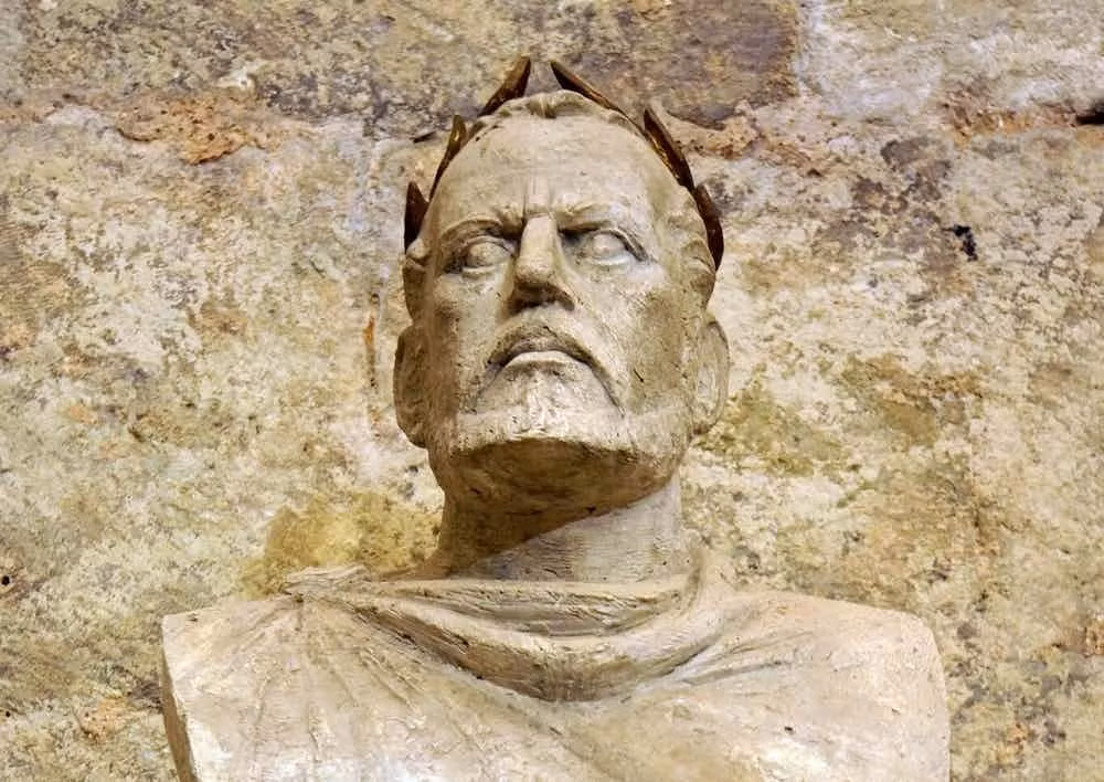 6. Hoàng đế Diocletian: Lịch sử ghi lại Diocletian thực sự là vị cứu tinh của một đế quốc La Mã thống nhất. Mặc dù đã có những cải cách và những thành công của mình, Hoàng đế Diocletian còn được nhớ đến như một trong những người bức hại chúa Kitô giáo của Roma.