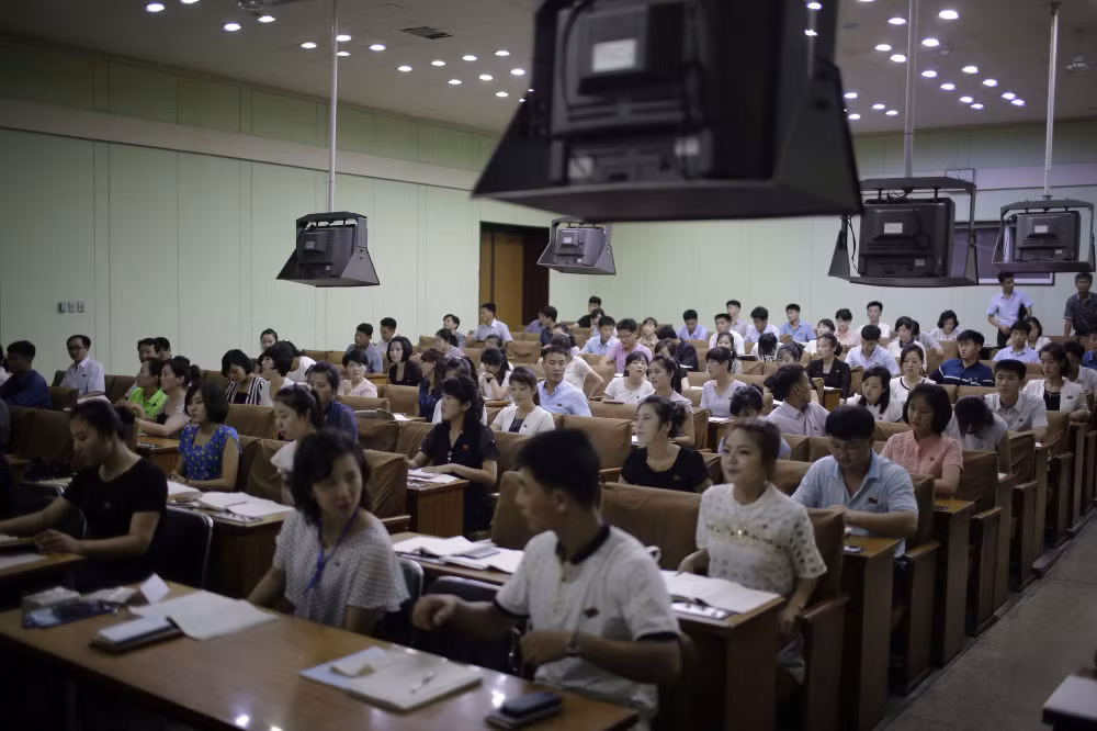 Các học viên của lớp học tiếng Hoa tại Nhà nghiên cứu của Đại Sứ vào ngày 24/7 tại Bình Nhưỡng. Ảnh: AP.