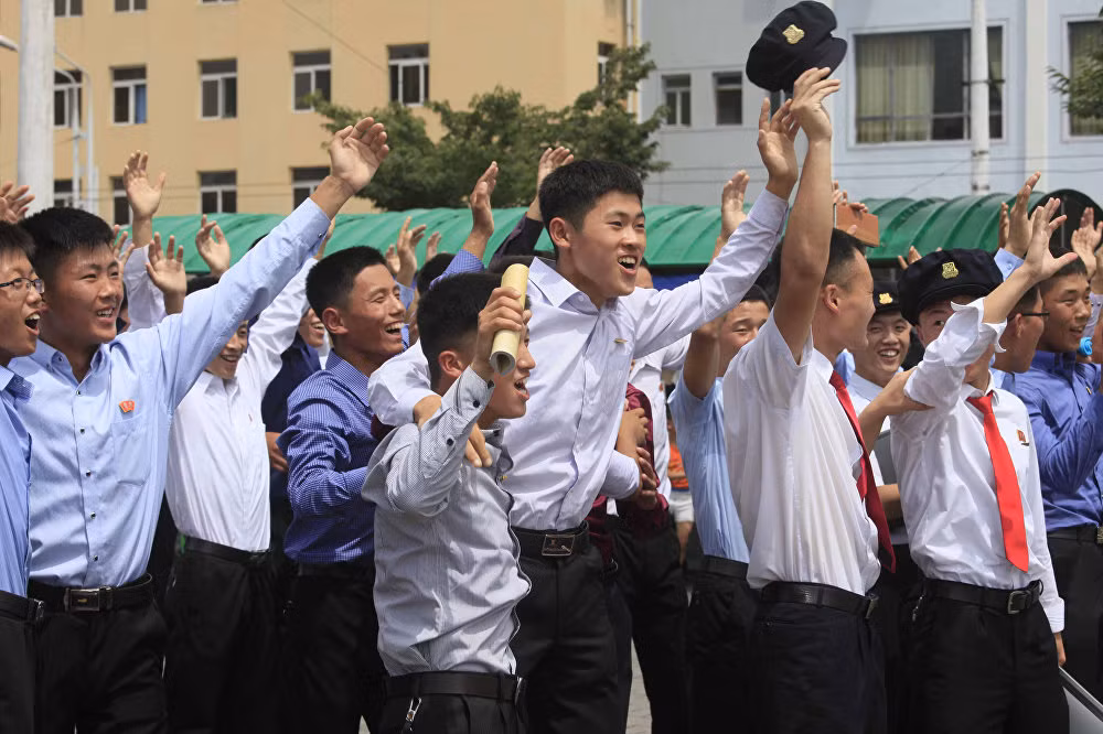 Người dân Triều Tiên vui mừng khi xem tin tức phát về vụ phóng tên lửa gần đây của Bình Nhưỡng. Ảnh chụp hôm nay 29/7. Ảnh: AP.