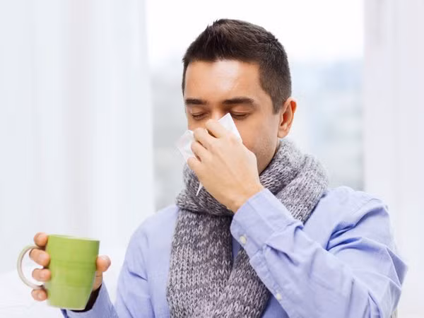 Điều trị cảm lạnh và cúm: Một cốc trà chanh giúp giảm triệu chứng cảm lạnh và cúm. Nó cũng tăng cường hệ thống miễn dịch của bạn và giữ cho bạn ấm áp suốt mùa đông. Ảnh: Boldsky.