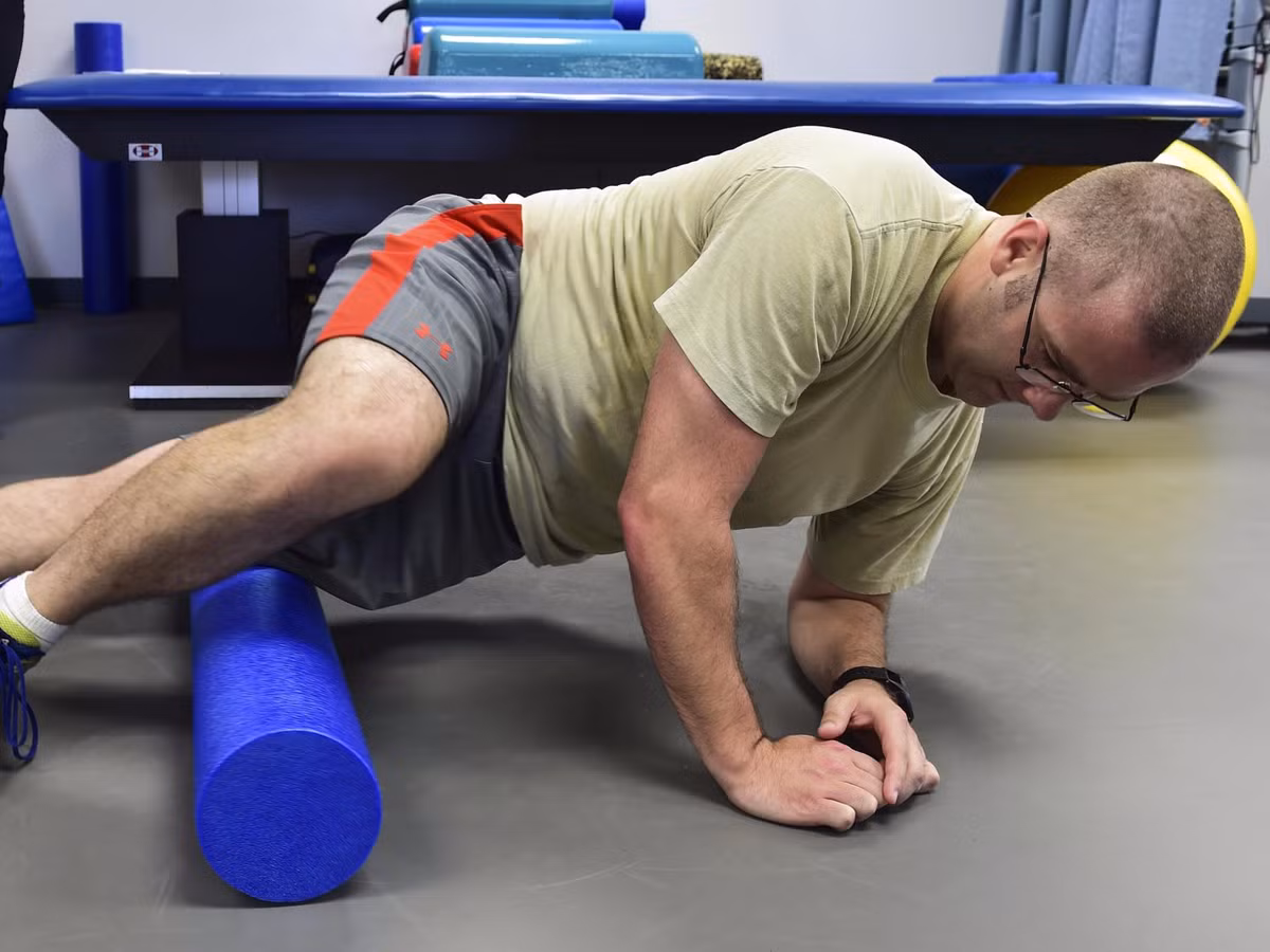 3. Tập thể dục với ống lăn Foam Roller: Tập luyện với Foam Roller được chứng minh là giúp tăng phạm vi chuyển động của bạn, tăng tính linh hoạt và giúp máu lưu thông vào cơ bắp nhanh hơn. Ảnh: Creative.
