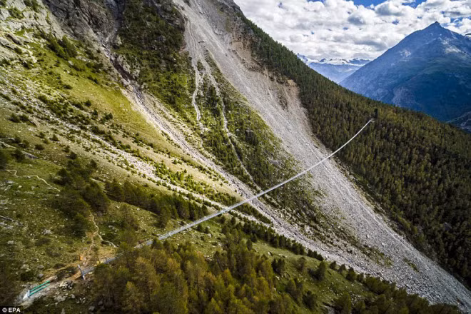 Với chiều dài 493m và cao 83m, Europabruecke hiện là cây cầu treo dành cho người đi bộ dài thế giới.