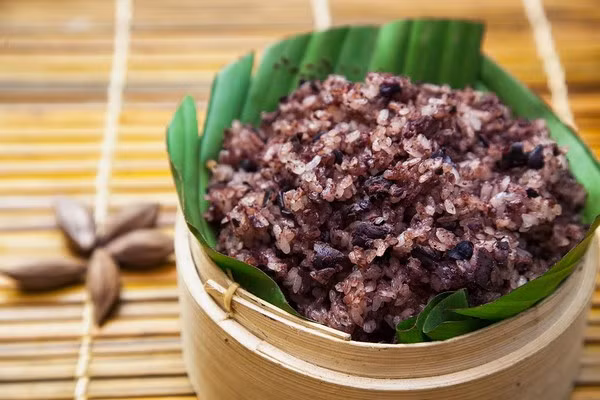 Xôi trám Cao Bằng: Khi tiết trời sang thu, bà con các dân tộc Tày, Nùng ở vùng Đông Bắc lên rừng hái trám. Mùa thu, vào các bản làng của đồng bào sẽ có dịp được thưởng thức món xôi trám (khẩu nua mác bây). Xôi trám làm đơn giản nhưng ăn rất tốt cho sức khỏe, thơm, bùi và béo ngậy. Nếu chưa có điều kiện làm xôi, khi hái về ngâm nước ấm, bóc lấy phần thịt rồi sấy sau đó đựng vào lọ để bảo quản. Ảnh: Phunungaynay.
