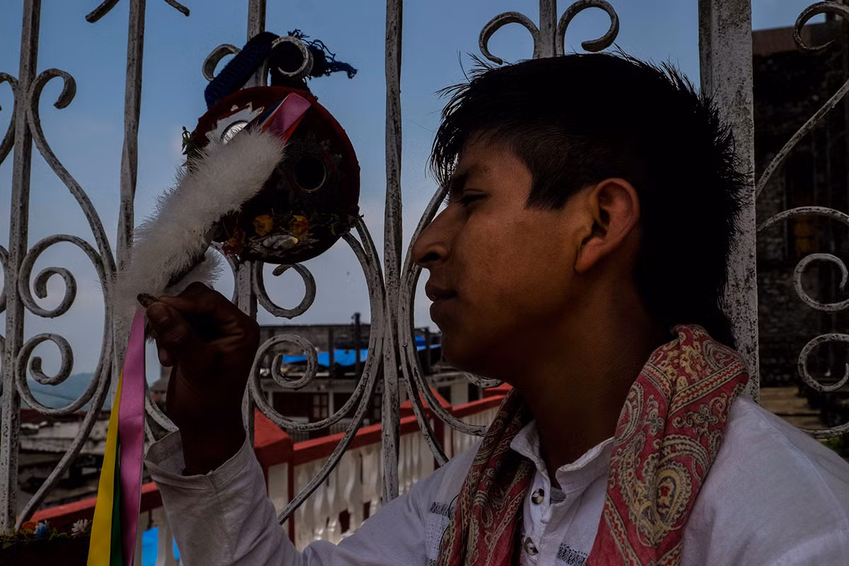 Ở vùng nhiệt đới Cuetzalan, các vũ công Voladores sẽ thực hiện nghi lễ bay hàng tuần ở phía trước nhà thờ để phục vụ khách du lịch và dân làng. Ảnh: Al Jazeera.