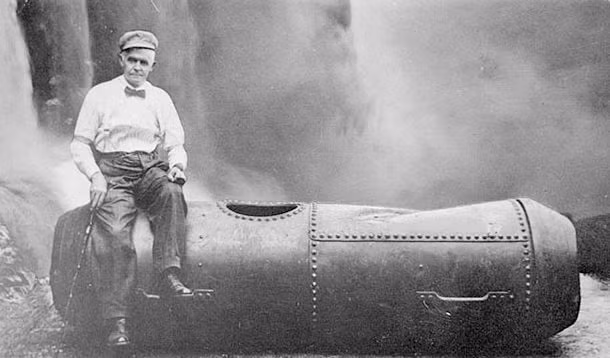 13. Bobby Leach: Năm 1911, Bobby Leach chui vào trong một ống kim loại và thả tự do xuống từ thác Niagra. Ông ấy là người thứ hai sống sót sau cuộc chiến vượt thác Niagra. Tuy nhiên, nhiều năm sau đó vào năm 1926, Leach đã dẫm phải vỏ cam trượt ngã và gãy chân rồi tử vong. Ảnh: List25