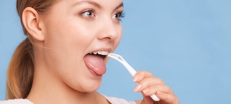 8. Làm sạch lưỡi: Vi khuẩn dính vào lưỡi bạn, sau đó thải ra một chất phụ thải mà gây ra mùi hôi. Hãy thử dùng dụng cụ đánh lưỡi để loại bỏ mọi vi khuẩn, các sản phẩm phụ từ vi khuẩn hoặc mảng bám để có hơi thở thơm tho.
