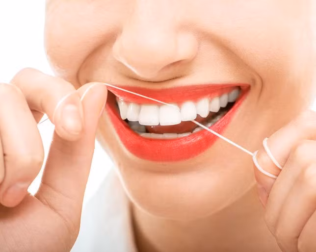 7. Đánh răng và dùng chỉ nha khoa mỗi ngày: Đánh răng giúp làm sạch mảng bám và vi khuẩn trên răng nhưng dùng chỉ nha khoa giúp loại bỏ mọi thứ còn sót lại mà bàn chải đánh răng không thể làm được. Nếu bạn dùng chỉ nha khoa thường xuyên, thức ăn giữa kẽ răng sẽ tích tụ lại gây hôi gây hôi miệng.
