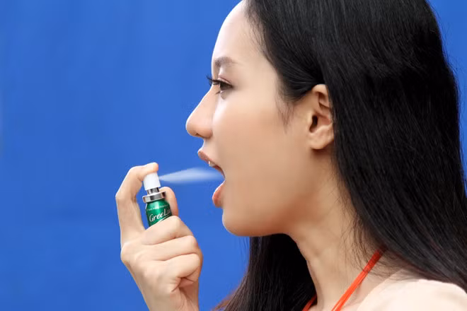 11. Dùng xịt thơm miệng: Nếu bạn không thích nhai kẹo cao su, hãy dùng xịt thơm miệng chứa xylitol để có hơi thở thơm tho nhanh chóng. Hoặc bạn cũng có thể lựa chọn xịt thơm miệng chứa bạc hà hoặc các thành phần tương tự. Đây là một biện pháp hữu ích, giúp khử mùi, làm thơm miệng nhanh chóng và hiệu quả.