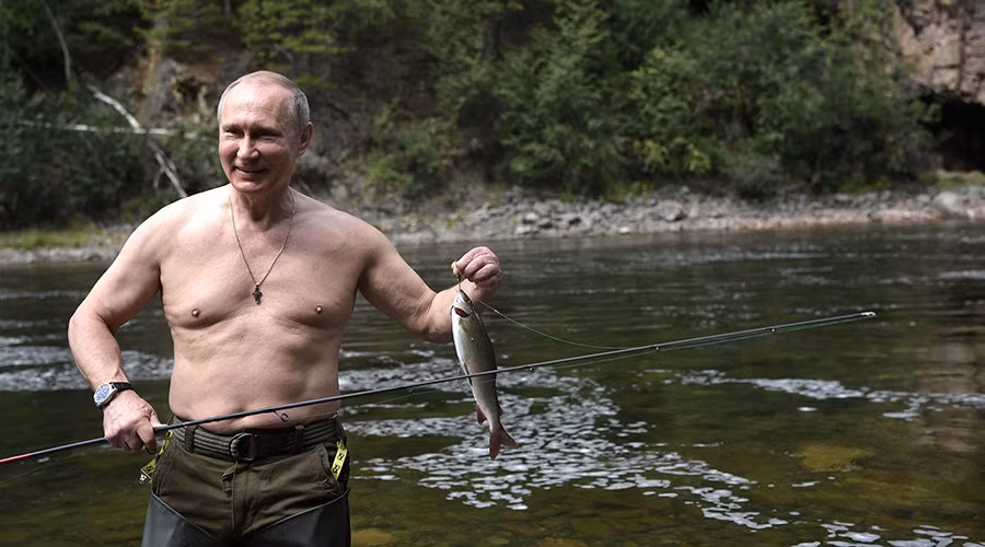 Theo báo Nga, ngoài đi bộ, ông Putin đặc biệt thích câu cá và thường du lịch cùng Thủ tướng Dmitri Medvedev và Bộ trưởng Quốc phòng Sergei Shoigu. Ảnh: Sputnik.