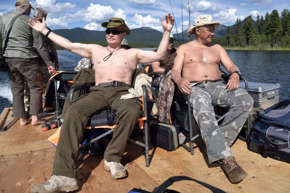 Theo Đài Sputnik, qua những bức ảnh chụp trong kỳ nghỉ, Tổng thống Putin cởi trần câu cá và tắm nắng nhằm thể hiện ông vẫn khỏe mạnh và phong độ. Ngoài ra, ông còn mặc đồ lặn, nhảy xuống đáy hồ để đuổi bắt một con cá nhám chó. Ảnh: Sputnik.