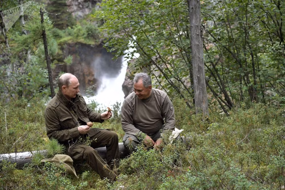 Tổng thống Nga Vladimir Putin và Bộ trưởng Quốc phòng Sergei Shoigu trong kỳ nghỉ ngắn ở vùng núi của Tuva. Ảnh: Sputnik.