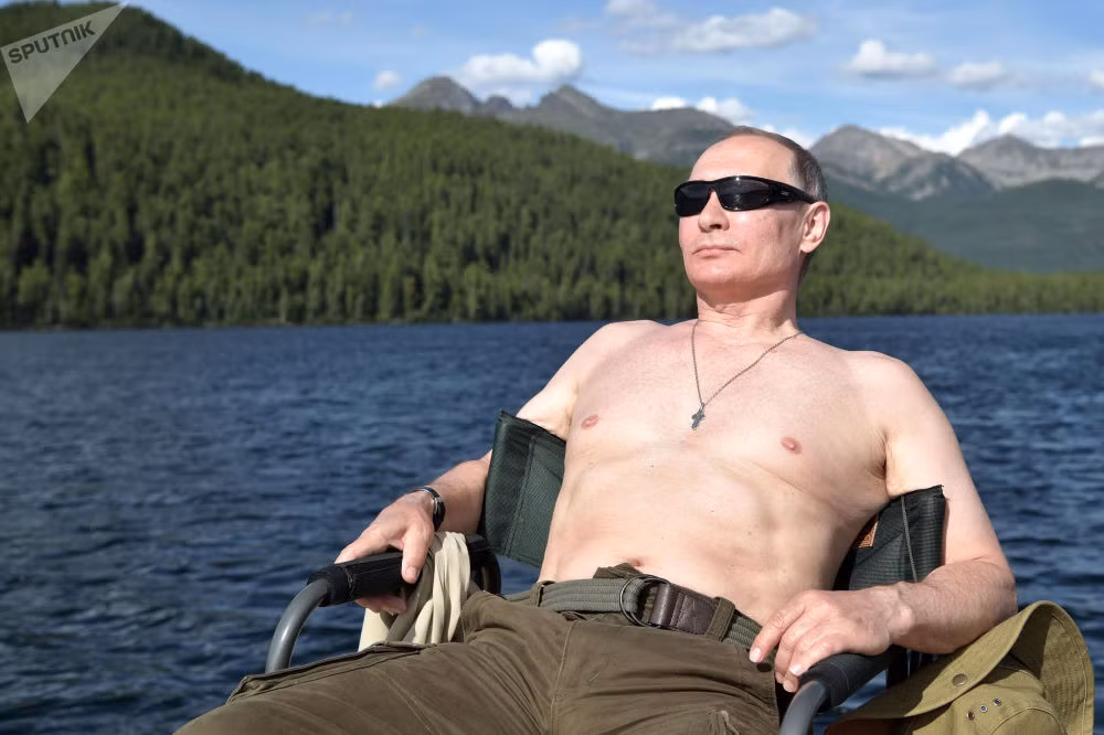Tổng thống Putin cởi trần tắm nắng giữa thiên nhiên trong lành. Ảnh: Sputnik.