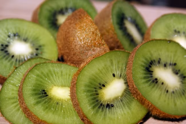Quả kiwi: Không chỉ có hương vị thơm ngon, trái kiwi còn chứa nhiều vitamin C, thành phần chủ yếu giúp làn da sáng mịn và rạng rỡ.
