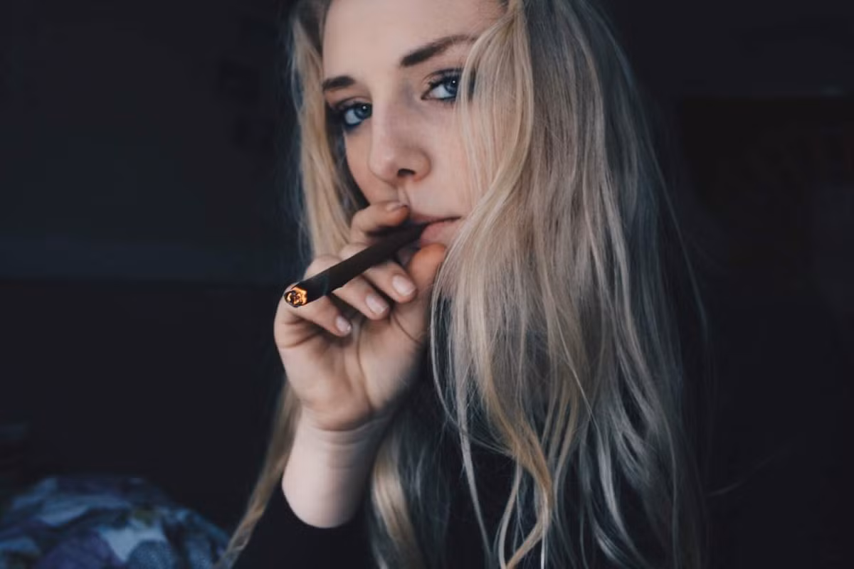 Các thành viên của băng đảng “mồi chài” họ dùng ma túy miễn phí. Ảnh: Poplyft.