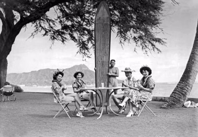 Năm 1930: Bốn khách du lịch Nhật Bản chụp ảnh tại Khách sạn Halekulani trên Bãi biển Waikiki. Ảnh: Getty.