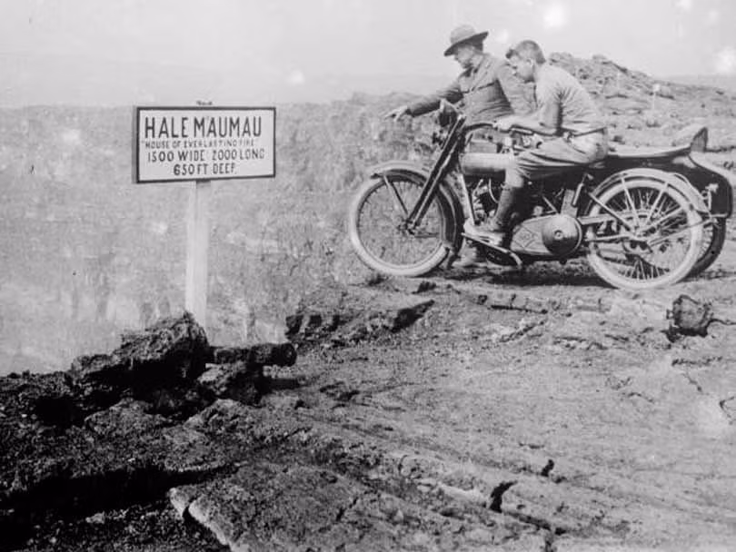 Năm 1930: Khách du lịch nhìn vào miệng núi lửa Halemaumau ở Kilauea. Đây là núi lửa hoạt động mạnh nhất trên thế giới vào thời đó. Ảnh: Getty.