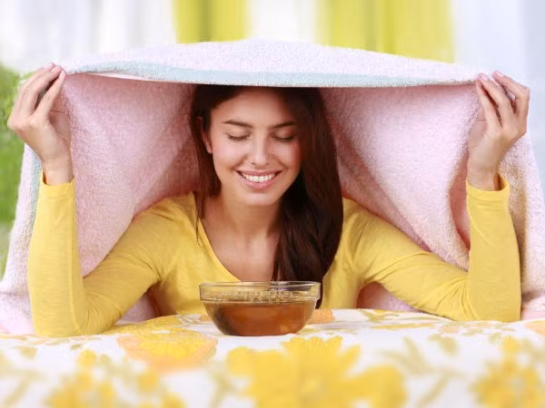 3. Xông hơi: Đây cũng là một mẹo trị viêm xoang tại nhà rất hiệu quả mà bạn không nên bỏ qua, bất kỳ ai cũng có thể sử dụng mẹo chữa viêm xoang này một cách an toàn. Bạn nấu nước lá hương nhu, lá bưởi cho sôi và đem trùm khăn tắm lên đầu và hít lấy hơi nước đang bốc lên từ chiếc tô. Để như vậy trong vòng 5 đến 10 phút một lần, thực hiện 3 lần một ngày. Ảnh: Internet.