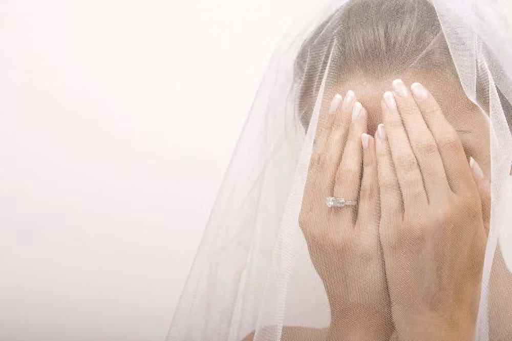 5. Đám cưới với nhiều chấn thương và tử vong của bố mẹ cô dâu chú rể: Đối với Paul và Vilma Cassidy ở Leicester, Anh, lễ cưới của họ đã trở thành tang thương. Trong lễ cưới, người mẹ già của chú rể đã ngã khụy xuống. Khi các nhân viên y tế đến nơi để đưa mẹ của chú rể đi cấp cứu thì họ lại nhận được tin bố cô dâu đã tử vong. Đây thực sự là một đám cưới tang thương. Ảnh: Richest.