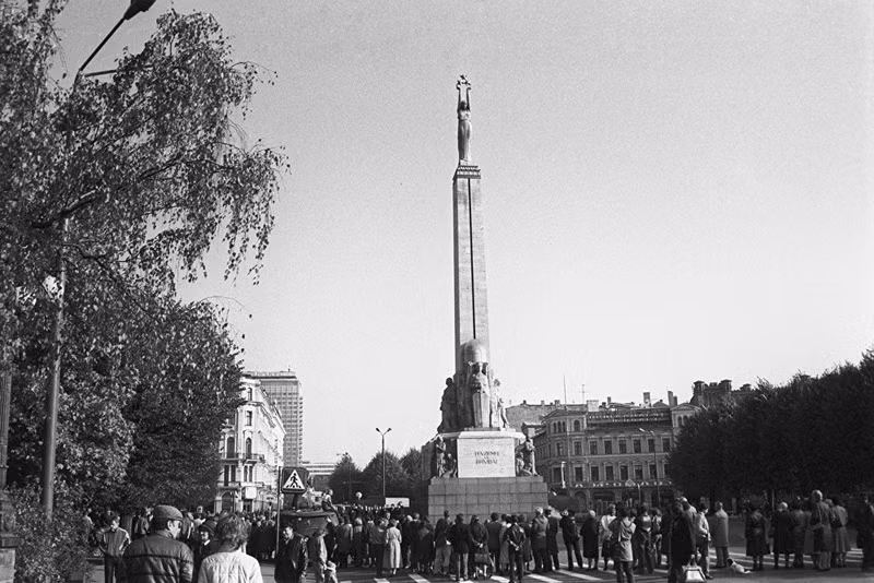 Tượng đài tự do ở trung tâm Riga vào ngày lễ kỷ niệm thành phố.