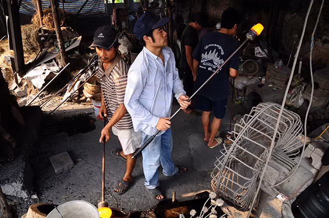 Có mặt tại một xưởng sản xuất cốc vại bia ở Đan Phượng (Hà Nội) mới thấy công nghệ sản xuất cốc thuỷ tinh tái chế vẫn thô sơ như những năm 70 của thế kỷ trước.