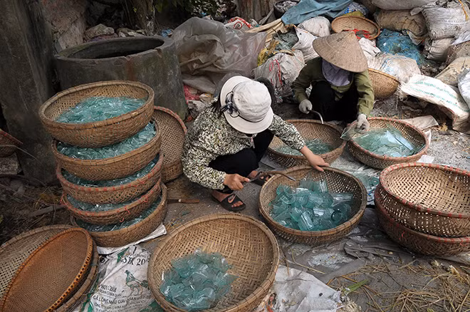 Nguyên liệu để sản xuất những chiếc cốc vại bia này là thuỷ tinh tái chế. Trước khi sản xuất, các mảnh thủy tinh được đập thành mảnh nhỏ, kích thước tương đối đều nhau.
