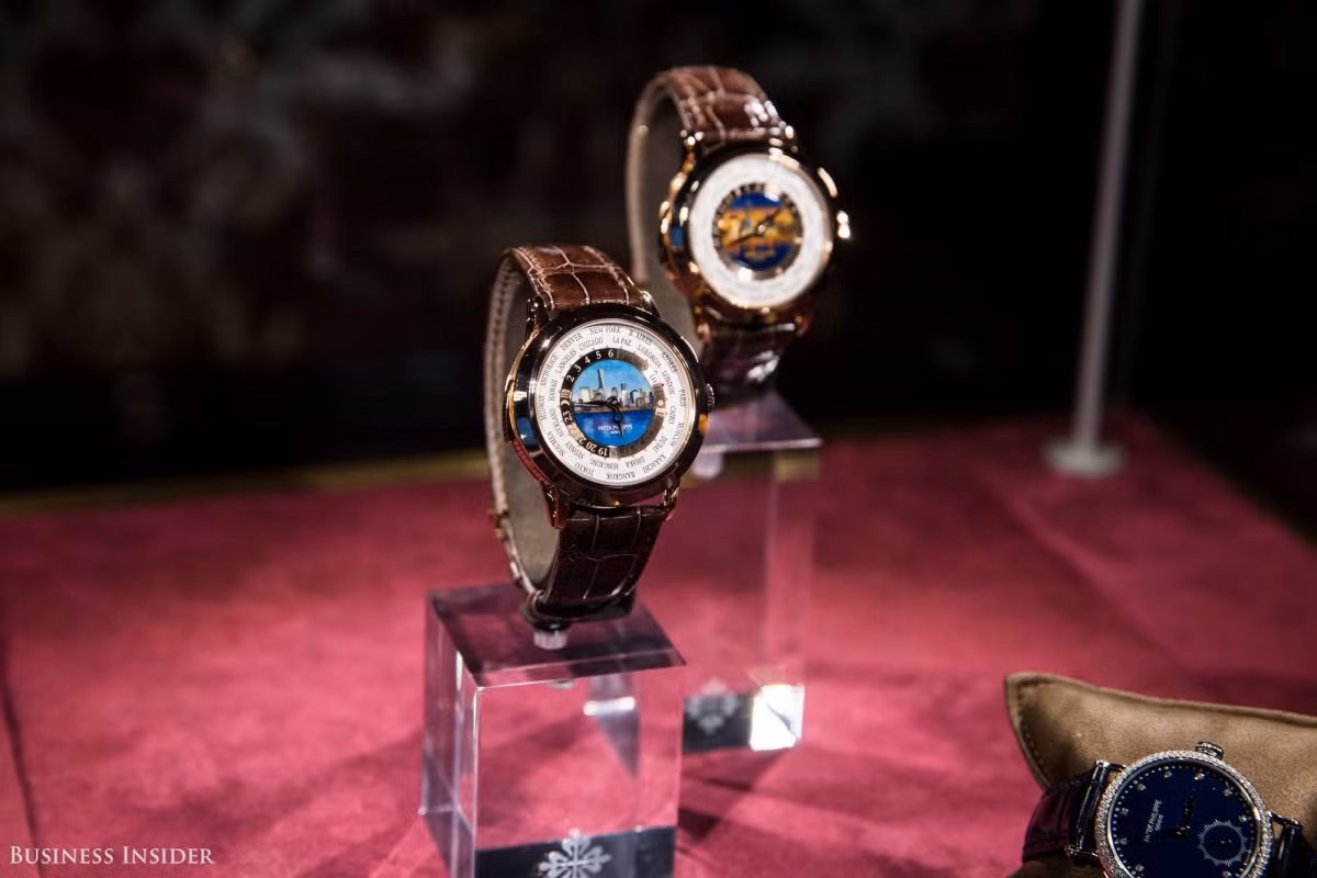 Trong phòng này, du khách có thể chiêm ngưỡng những mẫu đồng hồ đặc biệt của Patek Philippe được chế tác để kỷ niệm triển lãm. Ảnh: BI.