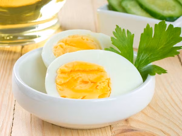 Một quả trứng chứa 70 calo và nó cũng là nguồn protein tuyệt vời giúp ổn định lượng đường trong máu. Bên cạnh đó, trứng gà còn chứa các axit amin thiết yếu, chất sắt cho cơ thể. Do đó, bạn sẽ nhận được nhiều lợi ích sức khỏe nếu ăn sáng bằng trứng. Ảnh: Boldsky.