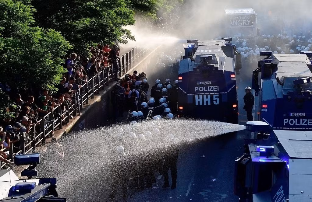Cảnh sát dùng vòi ròng giải tán người biểu tình quá khích tại thành phố Hamburg. Ảnh: Getty.