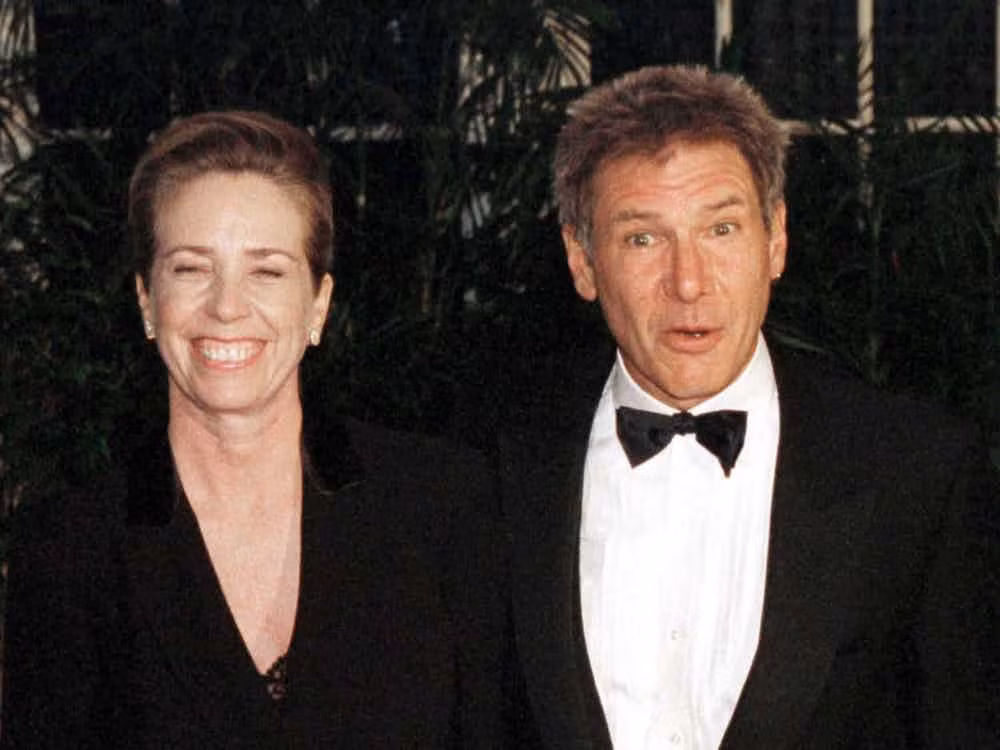 7. Harrison Ford và Melissa Mathison - 118 triệu USD: Tỷ phú Harrison Ford đã kết hôn với nhà viết kịch tài năng Melissa Mathison. Hai vợ chồng này có hai con trước khi chia tay vào năm 2004. Sau khi chia tay, bà Melissa đã nhận được khoản tiền từ 85 đến 118 triệu USD từ chồng. Ảnh: TheRichest.
